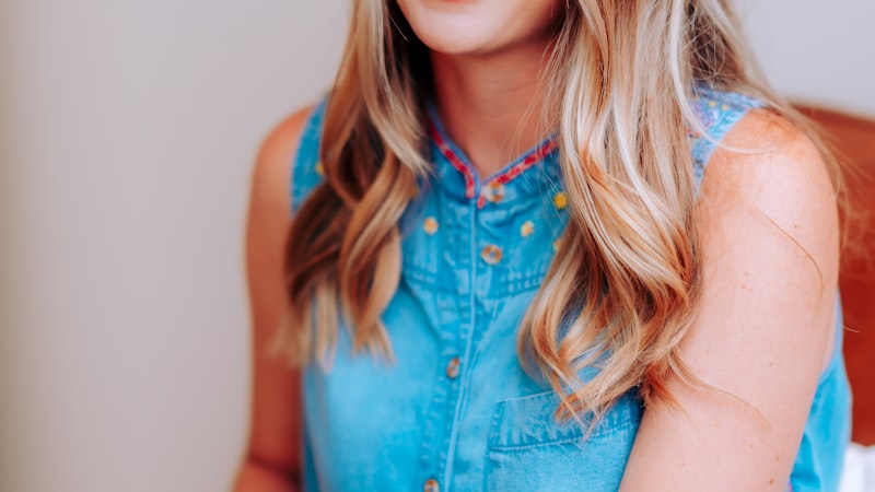 世界杯小组赛比赛现场 - 两支球队在绿茵场上激烈拼抢，看台上坐满了挥舞旗帜的球迷